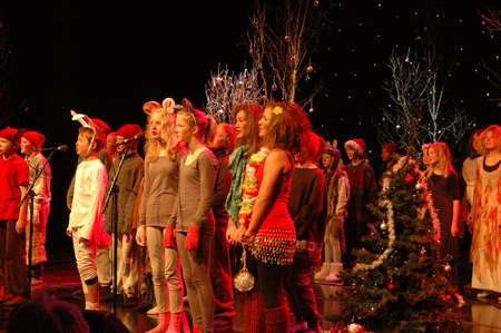 Sjuendeklassingene ved Røros skole var så absolutt ikke på ville veier da de framførte  sin fantastiske juleforestilling i Storstuggu julen 2010.   Foto: Lillian Holden, Arbeidets rett, Røros.